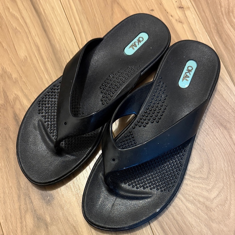 Oka-B Women's Elle Flip Flops in black